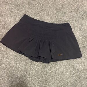 Nike Women's charcoal Skort with Gold Swoosh Medium